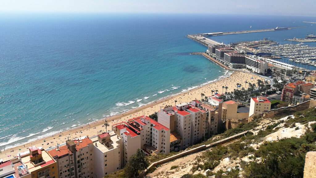 Utsikt över strand och hav i Alicante