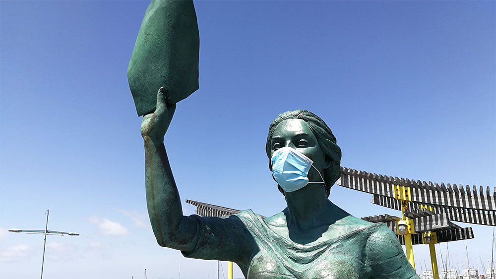Staty med blått munskydd.