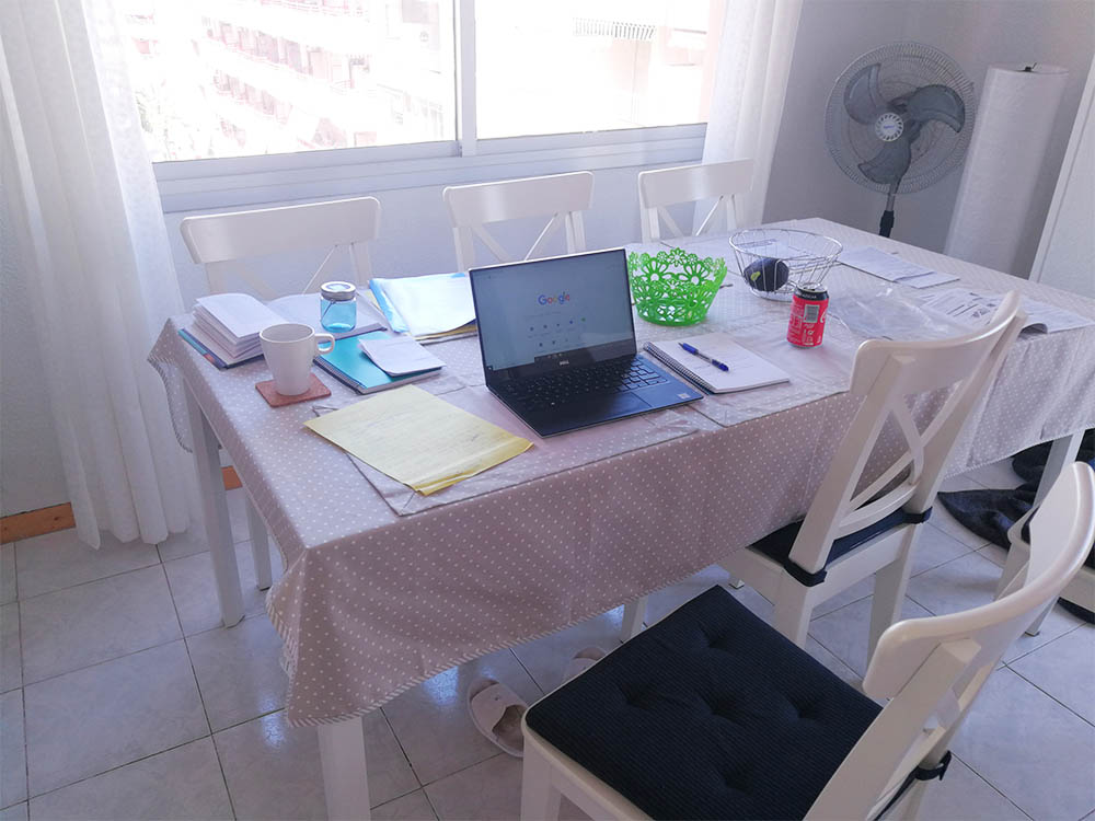 Matbord med laptop och kaffekopp.