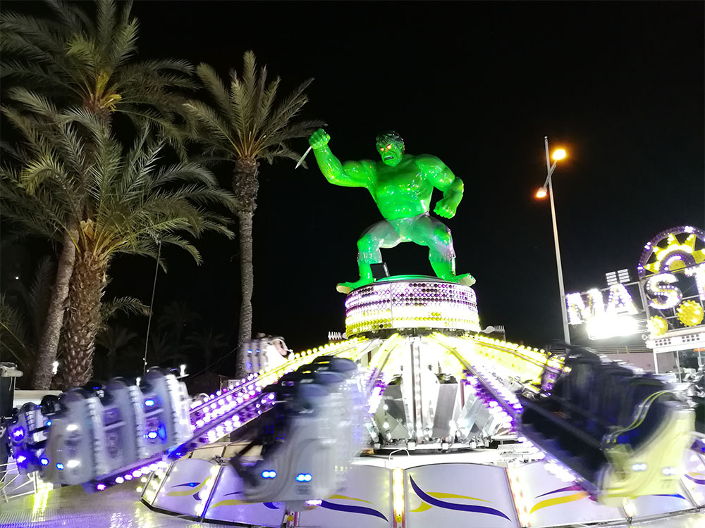 Karusell med en staty av Hulken.