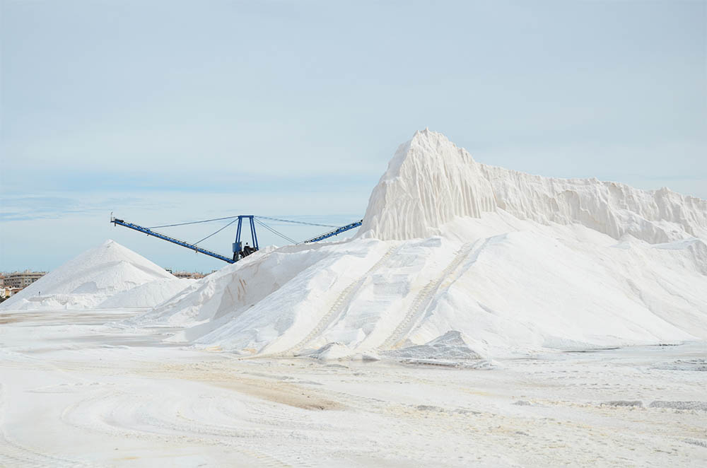 Flera meter höga berg av salt.