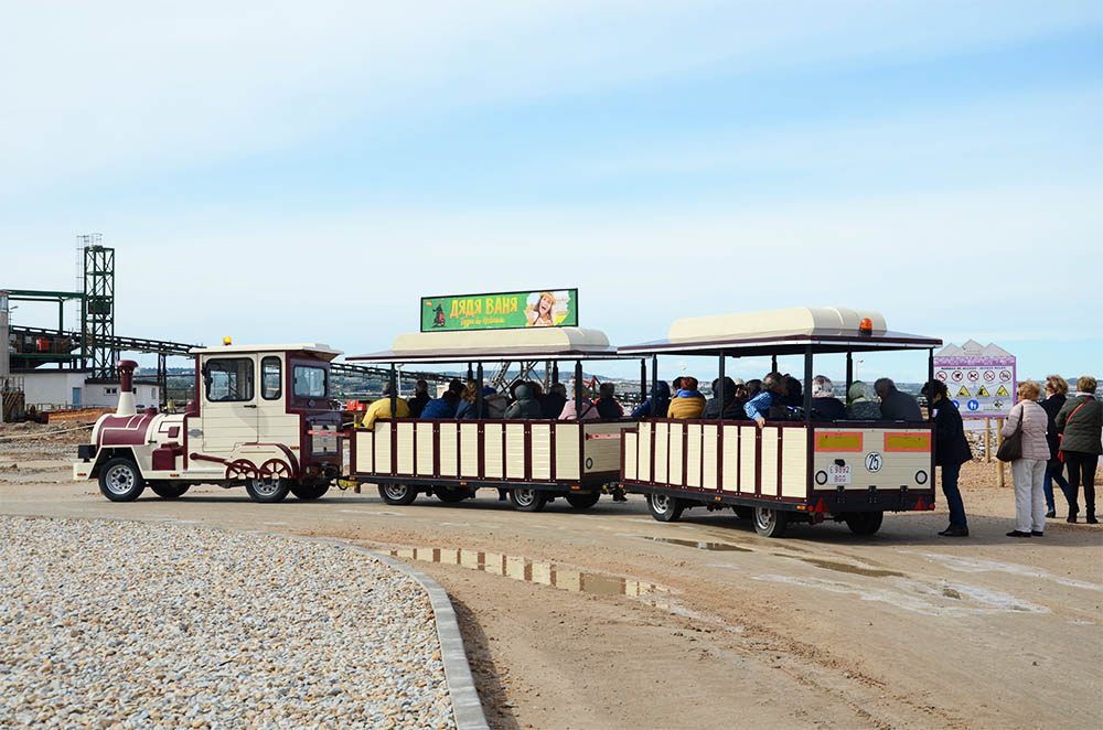Turisttåg med lok och två vagnar.