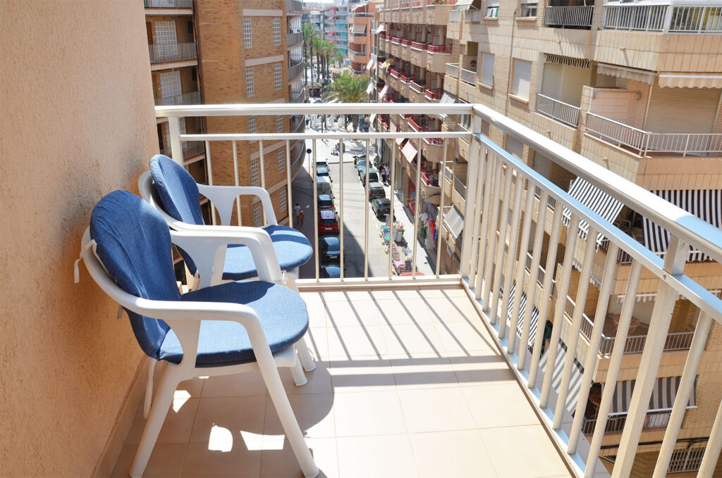 Två stolar på en balkong.