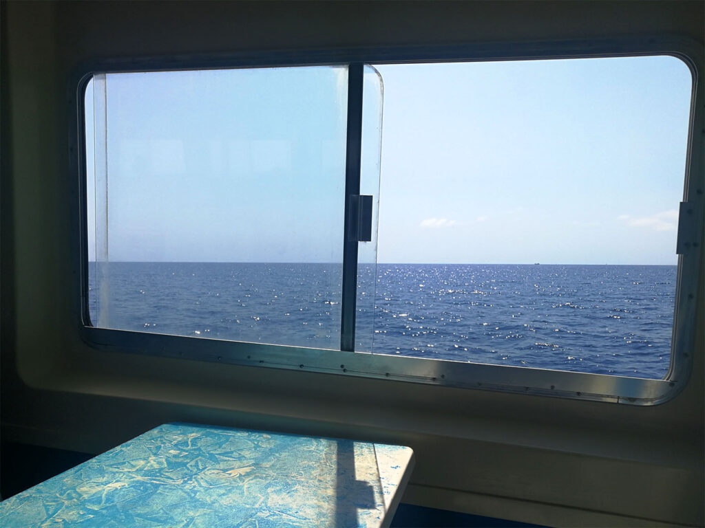 Fönster inne i en båt.