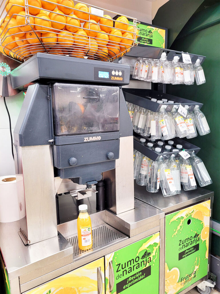 Maskin som pressar apelsinjuice från apelsiner.