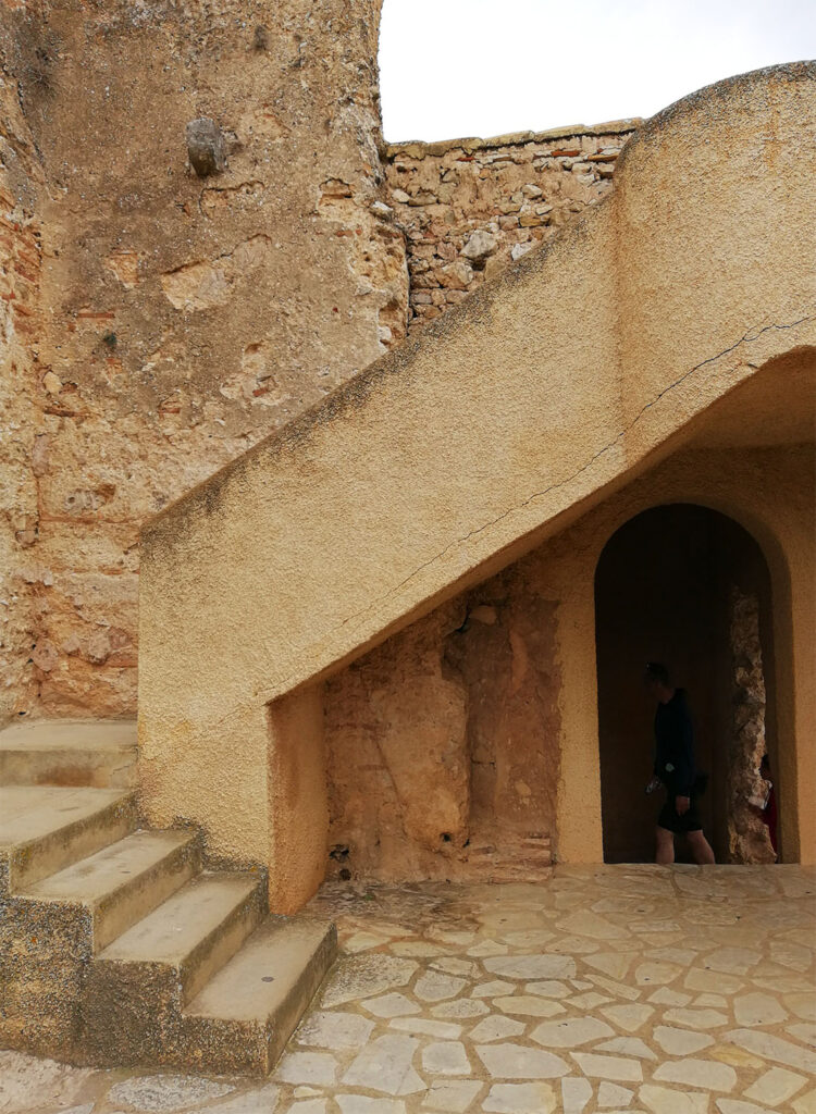 En trappa i ett sandfärgat stenfort.