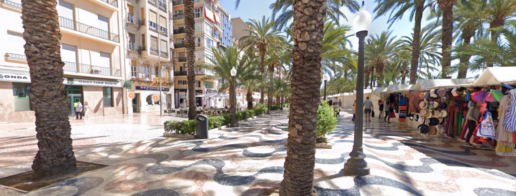 Esplanad med palmer och mosaikgata.