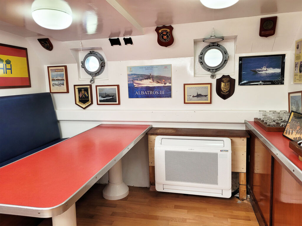 Officerarnas rum i båten Albatros med ett stort bord och små, runda fönster.