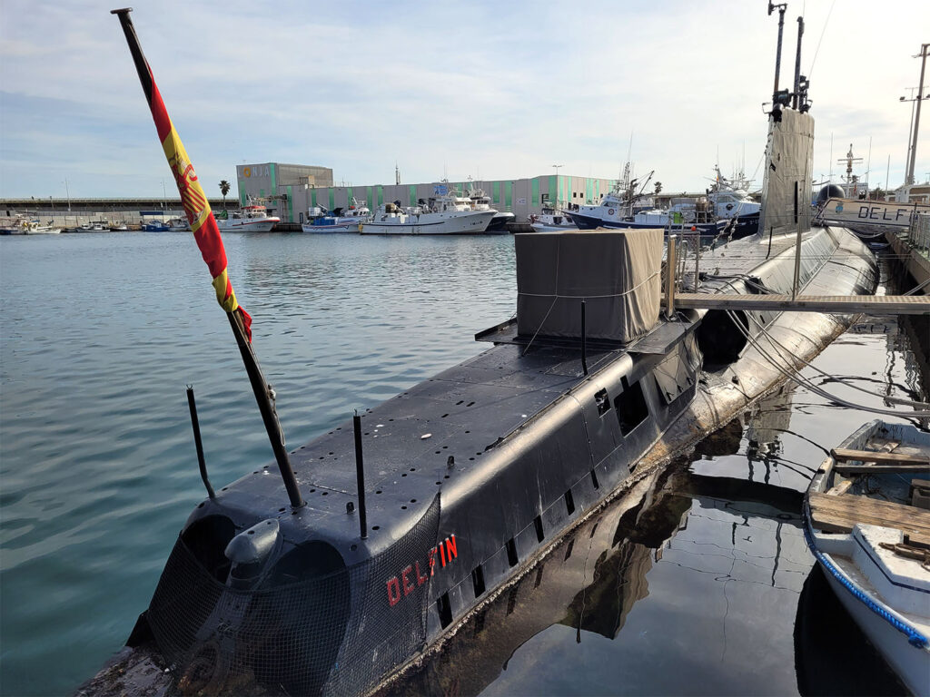 Ubåten S-61 Delfín ligger förtöjd i marinan i Torrevieja.
