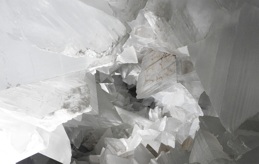 Stor vit kristall med geod.