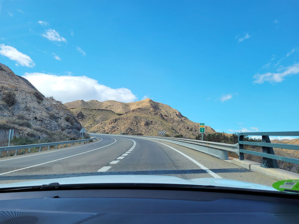 Asfalterad väg genom bergen i Almería i Spanien.