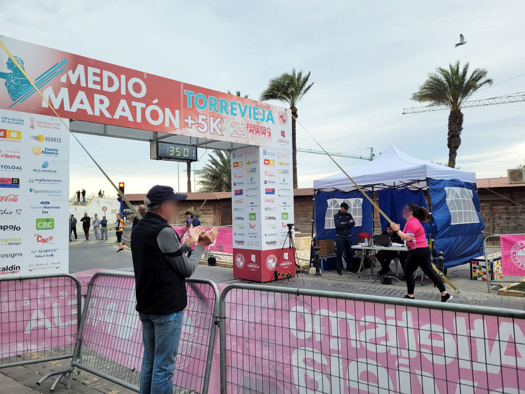 Mållinjen vid Torreviejas halvmarathon 2024.