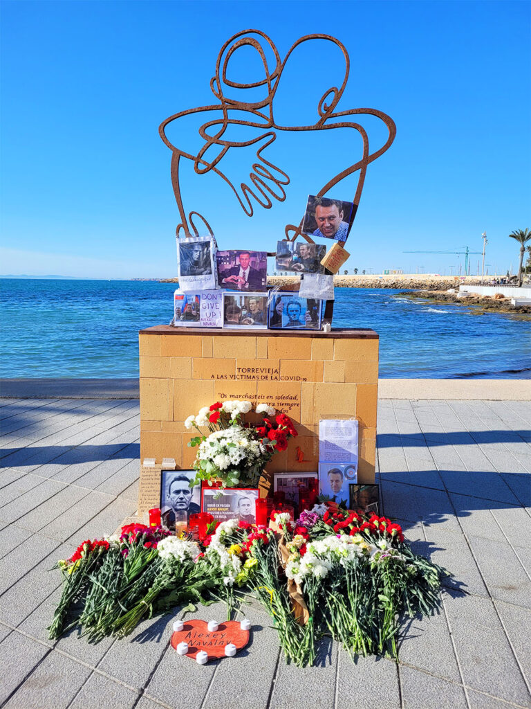 Blommor och brev till Navalnyi vid ett minnesmonument.