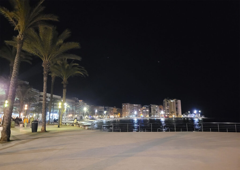 Natt över strandpromenaden i Torrevieja.